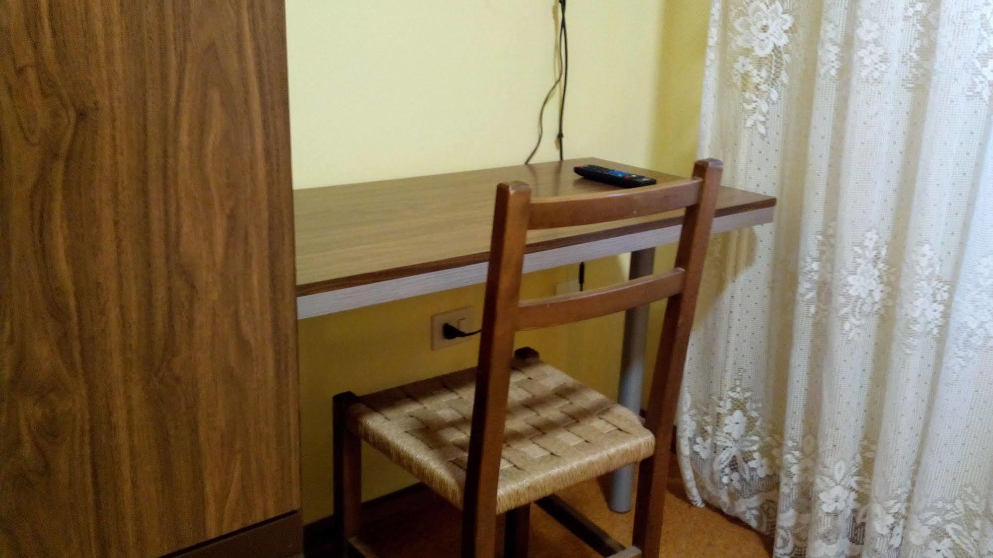 Pension Las Palmeras Lalin Bagian luar foto