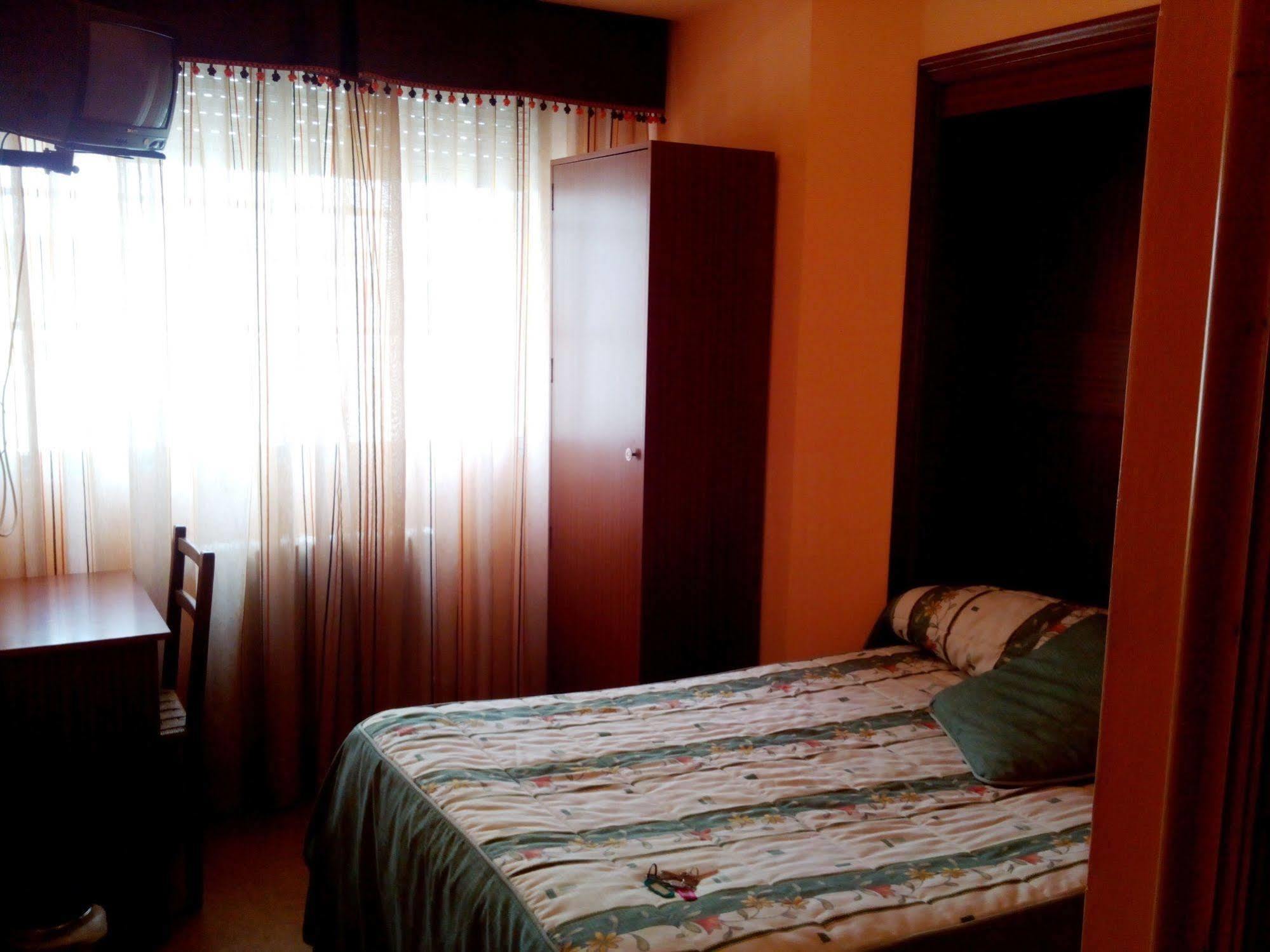 Pension Las Palmeras Lalin Bagian luar foto